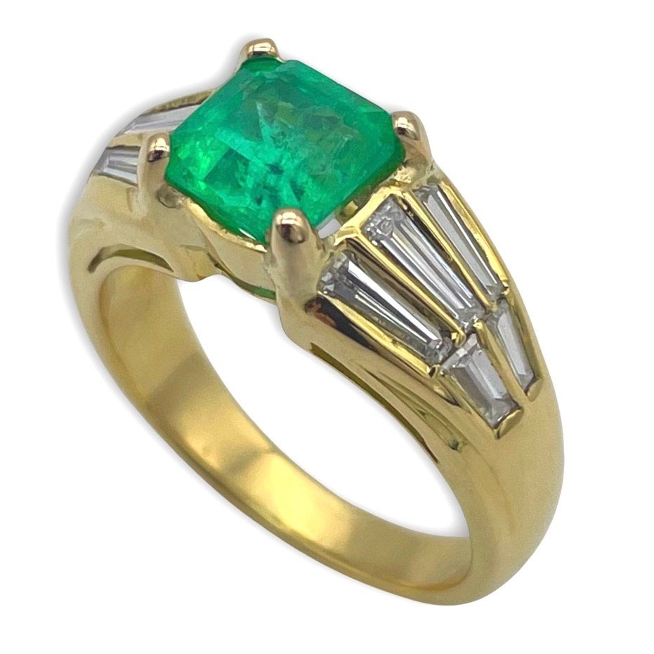 Unique 18K White Gold 20 Ct. Emerald Ring with 40 Diamonds